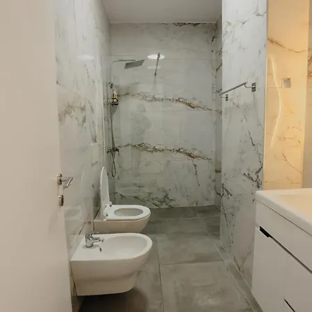 Ari Luxury Tiran